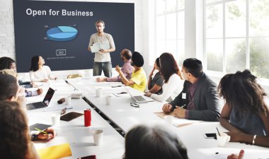 Ofiste çalışan iş adamları