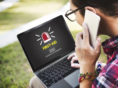 Dijital cihazlar kullanarak, dizüstü bilgisayarda internet sörf ve konuşan adam