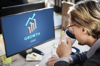 Ofiste bilgisayarla çalışan iş adamı