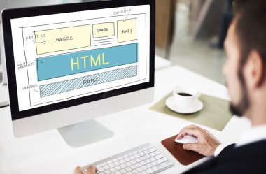 Bilgisayarda çalışan iş adamı