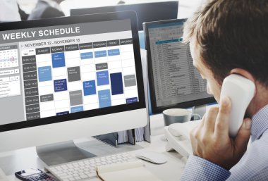 haftalık zamanlama ile bilgisayarda çalışan iş adamı