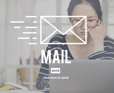 Dizüstü bilgisayarla çalışan kadın