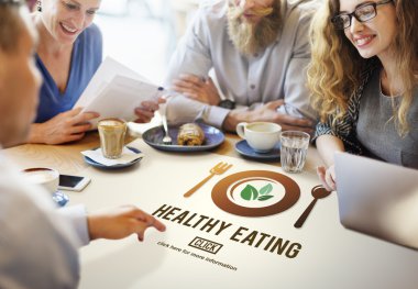 insanlar sağlıklı beslenme hakkında tartışıyor