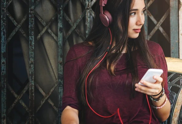 Vrouw die muziek luistert — Stockfoto