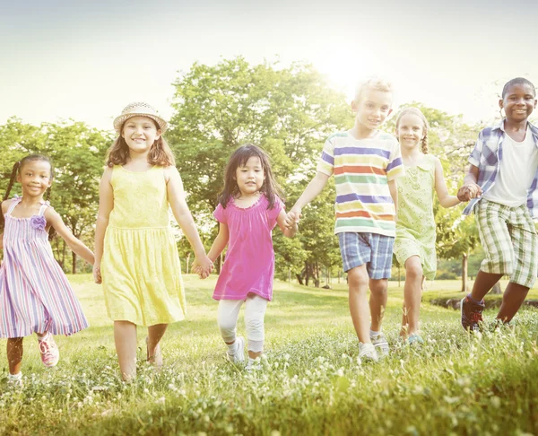 Niños divirtiéndose al aire libre —  Fotos de Stock