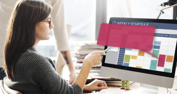 Mujer mostrando en monitor con horario semanal —  Fotos de Stock