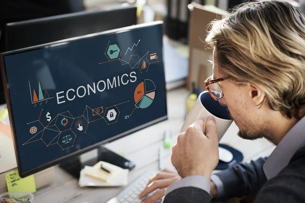 Uomo d'affari che lavora al computer con economia — Foto Stock