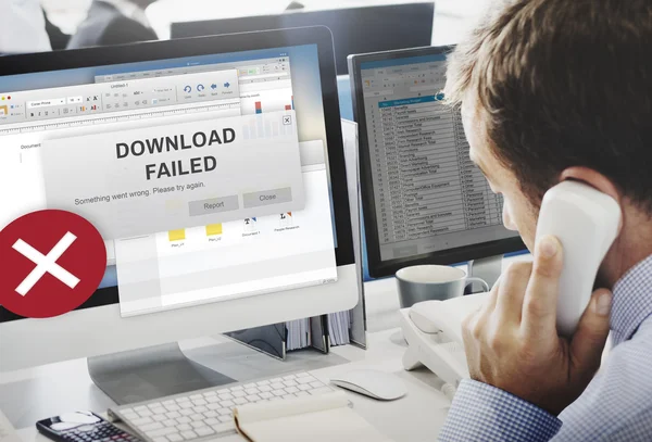 Zakenman die werken op de computer met het downloaden mislukt — Stockfoto