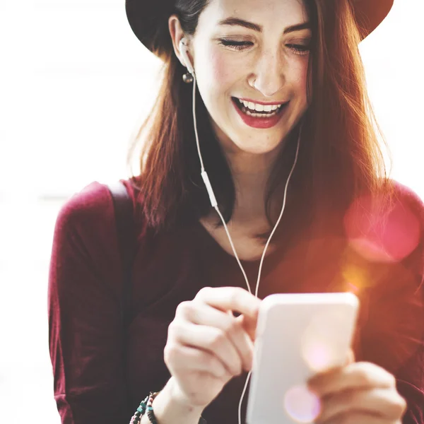 Mulher ouvindo música — Fotografia de Stock