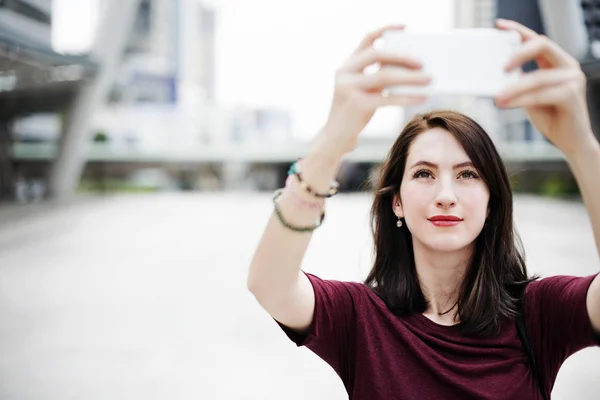 携帯電話を持つ若い女性は — ストック写真