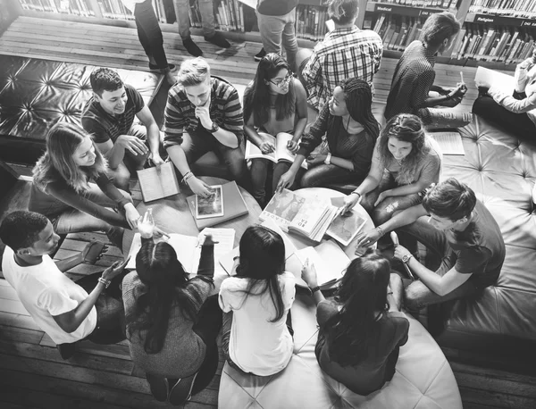 Diversidade estudantes estudando juntos na biblioteca — Fotografia de Stock