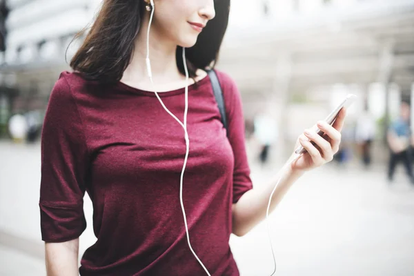 Jeune femme avec téléphone portable — Photo