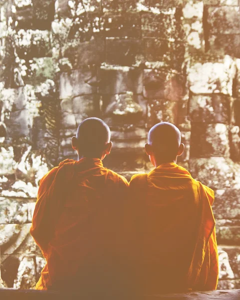 Contemplando monjes en Camboya —  Fotos de Stock