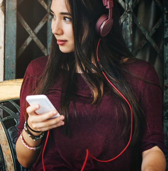 Vrouw die muziek luistert — Stockfoto