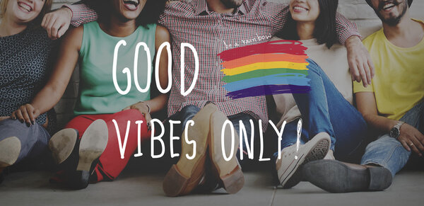 Разнообразие друзей у стены с хорошей Vibes
