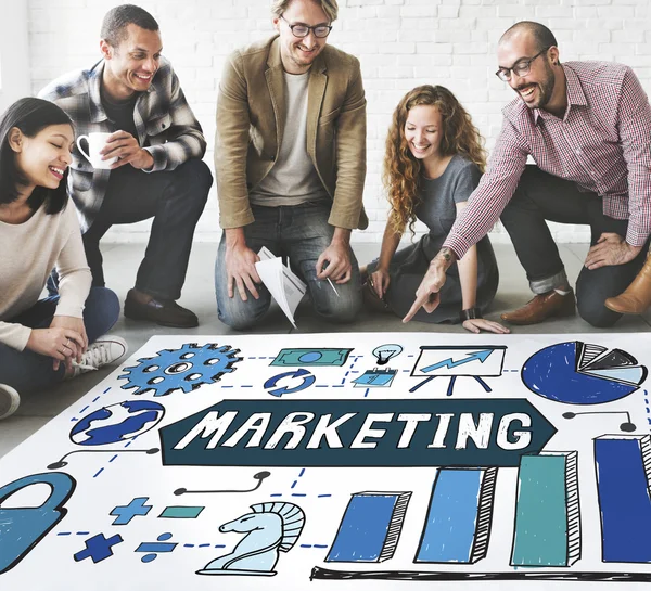 Ontwerpers werken met poster en marketing — Stockfoto