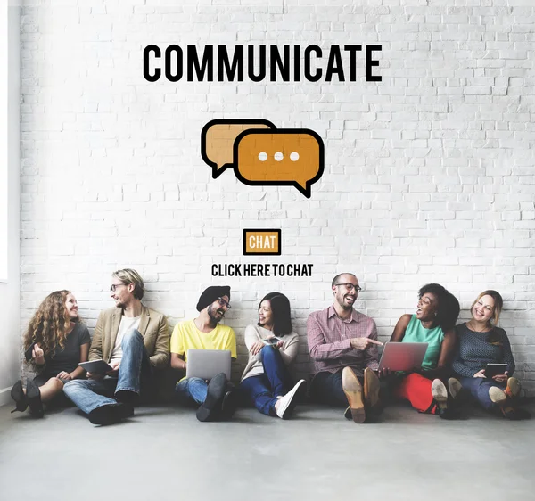Mångfald vänner nära väggen med kommunicera — Stockfoto