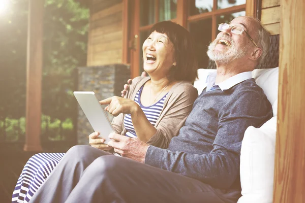Glückliches Seniorenpaar mit digitalem Tablet — Stockfoto