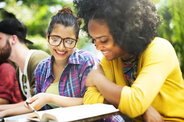 Diverse persone del gruppo che lavorano insieme — Foto Stock