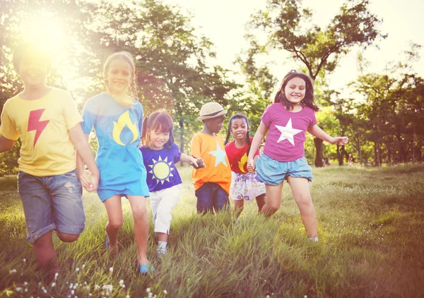 Kinder spielen im Freien — Stockfoto