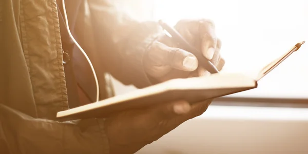 Zakenman schrijven in notebook — Stockfoto