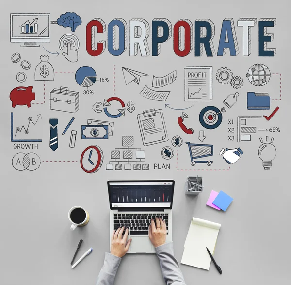 Laptop sul tavolo con corporate — Foto Stock