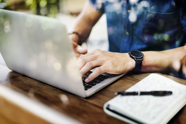 Mann arbeitet mit Laptop — Stockfoto