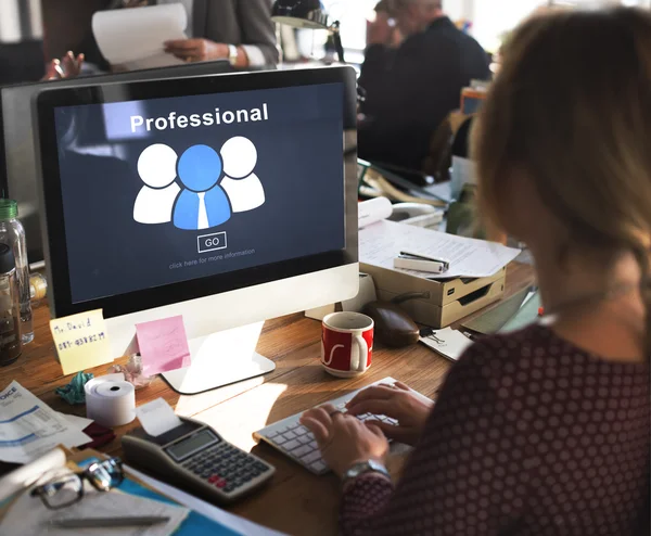 Frau arbeitet mit Computer — Stockfoto