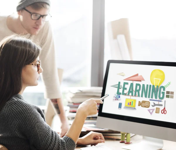 Vrouw weergegeven op de monitor met leren — Stockfoto