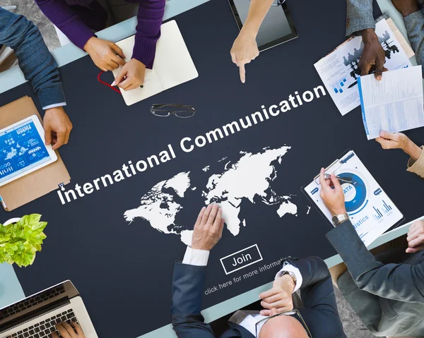 Empresarios señalando la comunicación internacional — Foto de Stock