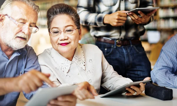 Pessoas de meia-idade estudando juntas — Fotografia de Stock