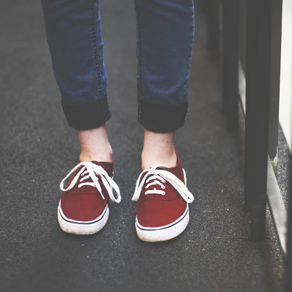 Sneakers på fötterna koncept — Stockfoto