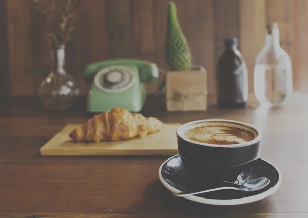 테이블 위의 커피와 크로 와 상 — 스톡 사진