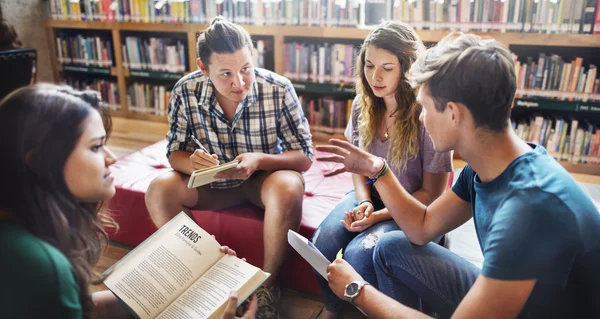 Schüler lernen gemeinsam — Stockfoto