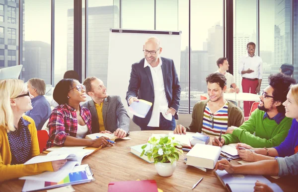 Gente de negocios trabajando en oficina — Foto de Stock