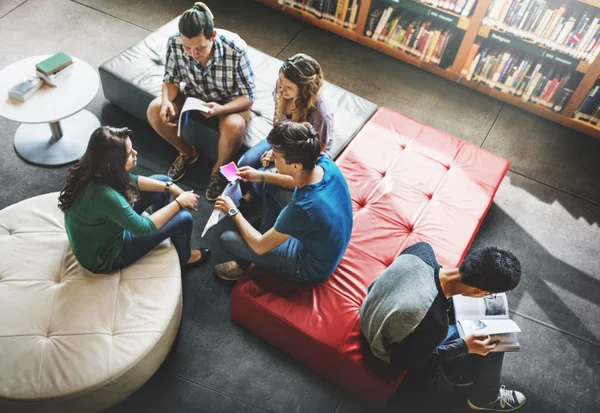 Studenten bespreken boek — Stockfoto