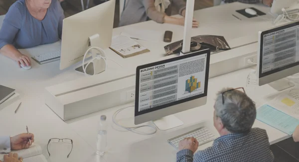 Menschen, die Computer in der Bibliothek benutzen — Stockfoto