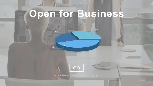 Zakenvrouw werken op de computer en open voor het bedrijfsleven — Stockfoto