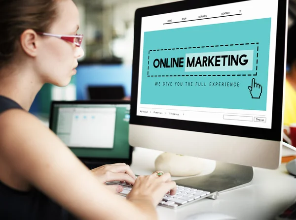 Kobieta kobieta interesu, pracując na komputerze z marketingu online — Zdjęcie stockowe