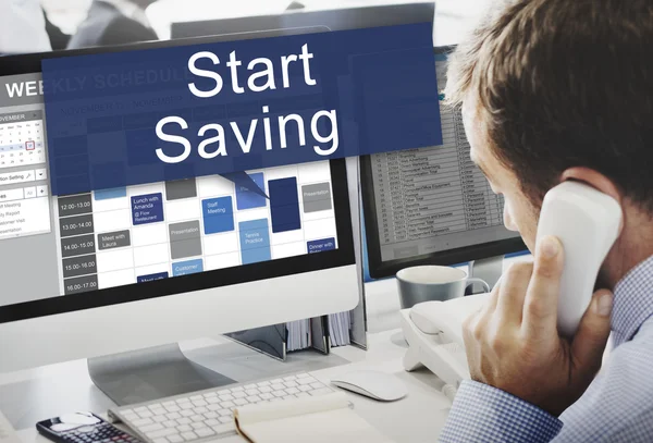 Hombre de negocios que trabaja en la computadora con Start Saving —  Fotos de Stock