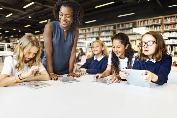 Leerlingen hebben les op school — Stockfoto