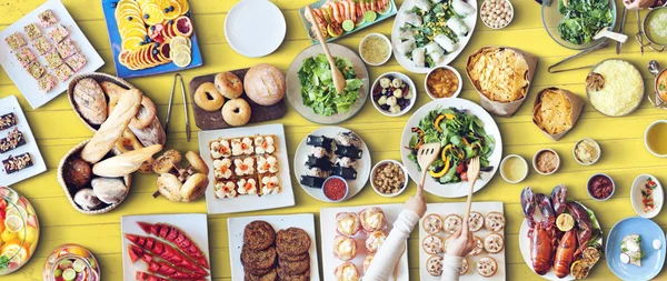 Freunde essen für großen Tisch — Stockfoto