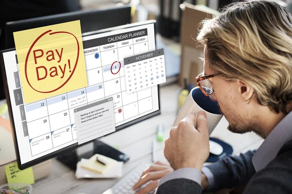 Geschäftsmann arbeitet mit Computer im Büro — Stockfoto