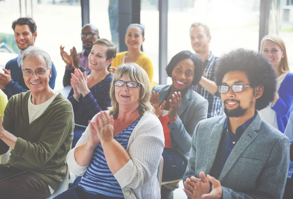 Grupp människor klappar med glädje — Stockfoto