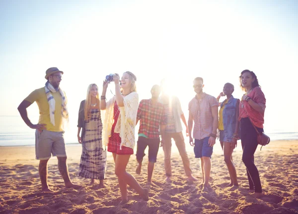 Arkadaşlar Out parti üzerinde asılı