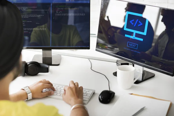 Homem de negócios trabalhando no computador com código — Fotografia de Stock