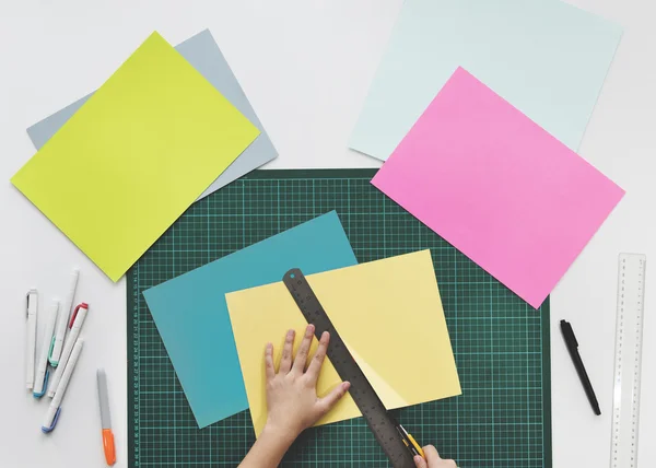 Mãos de mulher Folding Paper — Fotografia de Stock