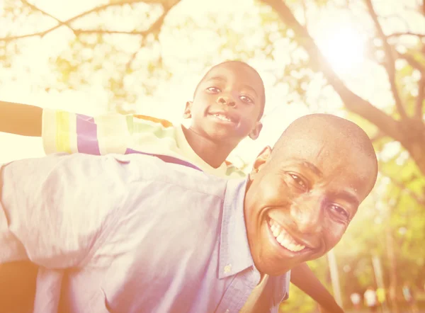 Afrikaanse vader en zoon in park — Stockfoto