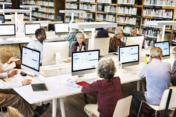 Alunos adultos seniores em aula de informática — Fotografia de Stock