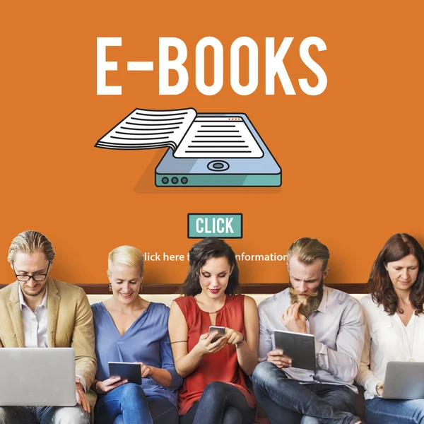 Люди сидят с устройствами и электронными книгами — стоковое фото